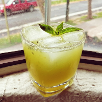 vodka gimlet de albahaca